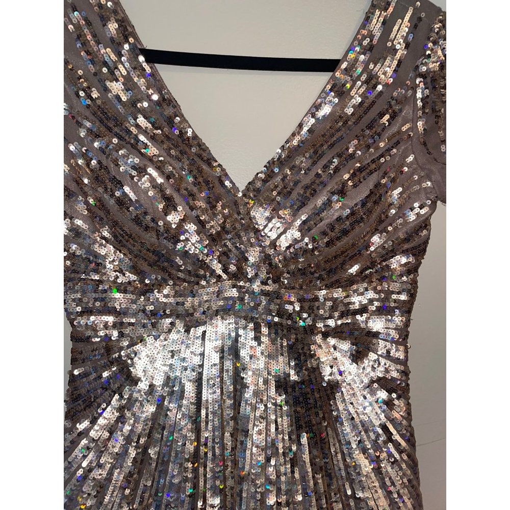 JOVANi Cap Sleeve V-neck Mini Gold Iridescent Sequins Size 4 party new year prom - Picture 2 of 9
